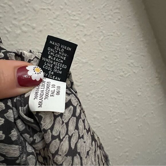 Banana Republic 100% Silk Ruffle Animal Print Sleeveless Blouse Size Medium - Picture 6 of 6